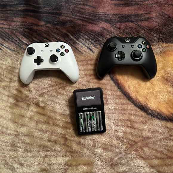 2 Xbox Controllers And recharging battery pack - Picture 2 of 3
